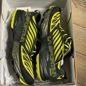 LA sportive mountain running sneakers